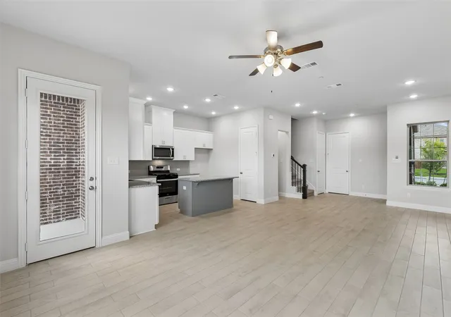Photo 4 of Townhouse for sale at 928 Heart Reef Rd, Plano, TX 75075 | MLS# 21417610 | Listing updated on 2026-10-22