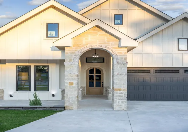Photo 1 of Single family home for sale at 3516 N Houston St, Fort Worth, TX 76106 | MLS# 21416510 | Listing updated on 2026-10-28