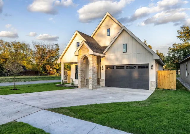 Photo 2 of Single family home for sale at 3516 N Houston St, Fort Worth, TX 76106 | MLS# 21416510 | Listing updated on 2026-10-28