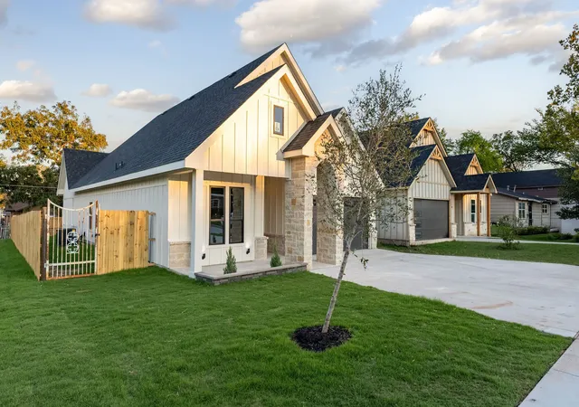 Photo 3 of Single family home for sale at 3516 N Houston St, Fort Worth, TX 76106 | MLS# 21416510 | Listing updated on 2026-10-28