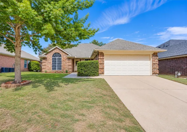 Photo 1 of Single family home for sale at 1032 Roundrock Dr, Saginaw, TX 76179 | MLS# 21415359 | Listing updated on 2026-10-31