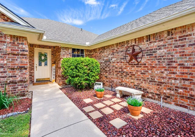 Photo 2 of Single family home for sale at 1032 Roundrock Dr, Saginaw, TX 76179 | MLS# 21415359 | Listing updated on 2026-10-31