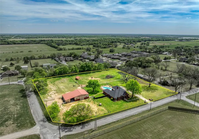 Single family home for sale at 501 N Van Zandt St, Tioga, TX 76271 | MLS# 21417678