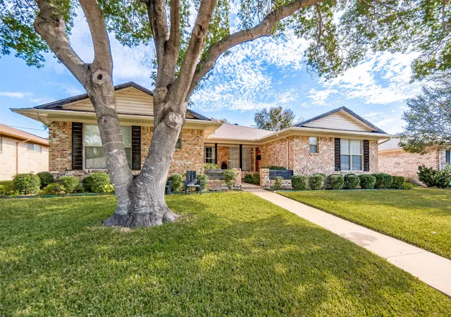 Photo 2 of House for sale at 8324 Lullwater Dr, Dallas, TX 75218 | MLS# 21414957 | Listing updated on 2026-10-22