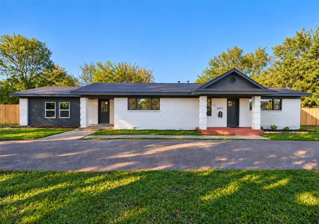 Single family home for sale at 3209 Lakeshore Dr, Weatherford, TX 76087 | MLS# 21417894