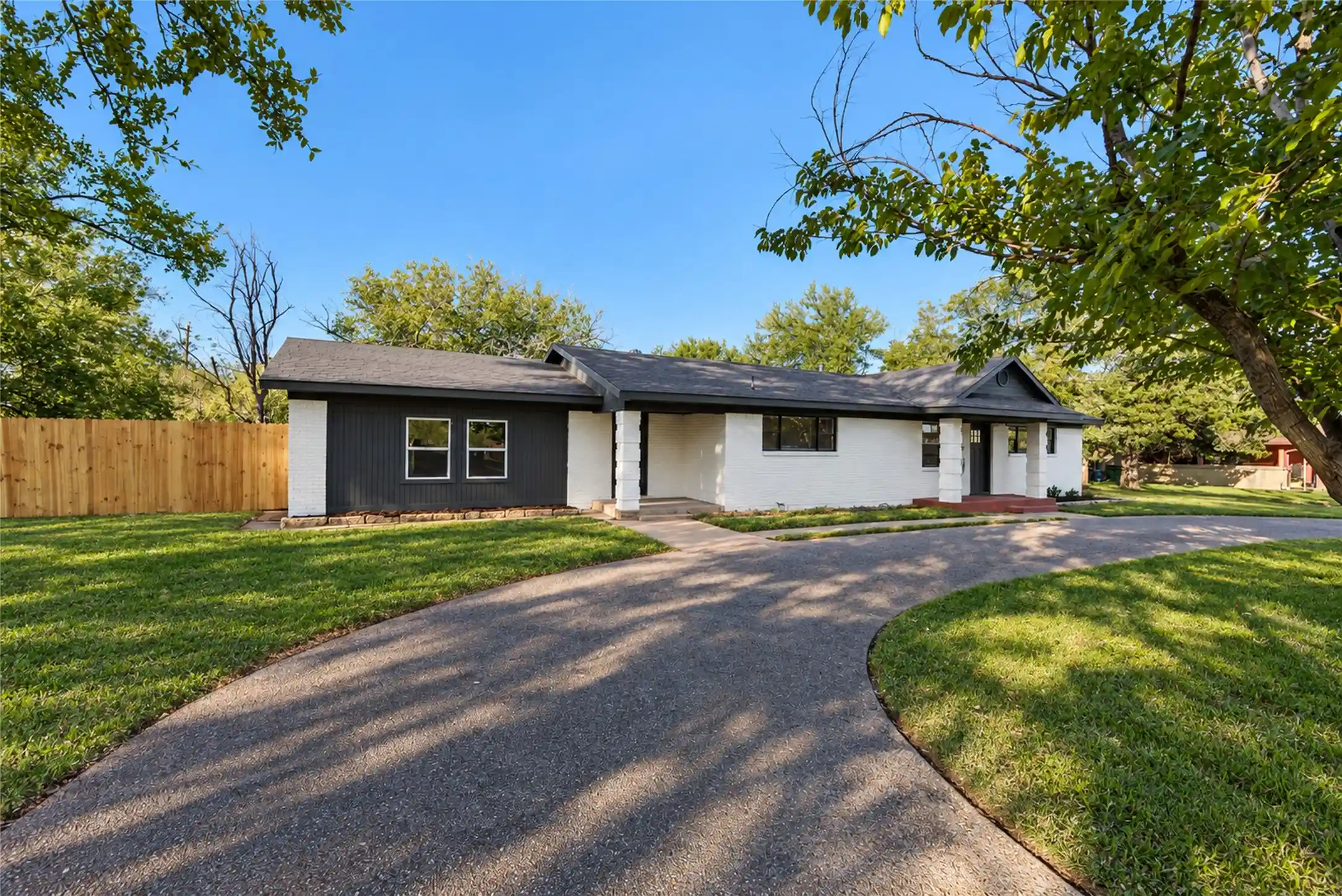 Photo 1 of Single family home for sale at 3209 Lakeshore Dr, Weatherford, TX 76087 | MLS# 21417894 | Listing updated on 2026-10-30