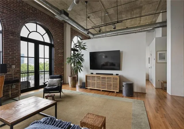 Photo 4 of Condo for sale at 3235 Roswell Rd NE #1021, Atlanta, GA 30305 | MLS# 7859668 | Listing updated on 2026-10-28