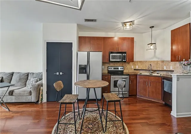 Photo 2 of Condo for sale at 898 Oak St Sw #1220, Atlanta, GA 30310 | MLS# 7799681 | Listing updated on 2026-09-21