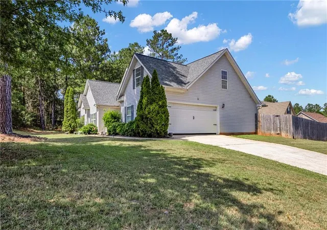 Photo 4 of Single family home for sale at 10 Pine Shadow Cir, Covington, GA 30016 | MLS# 7782512 | Listing updated on 2026-09-24