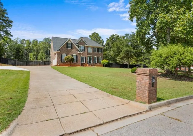 Photo 3 of Single family home for sale at 207 Arthur Dr, Mcdonough, GA 30252 | MLS# 7831068 | Listing updated on 2026-09-15