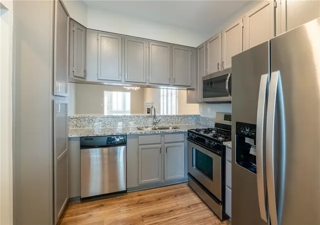 Listing Photo 4 - Condo for sale in building located at 145 Victoria Wy, Roswell, GA 30075