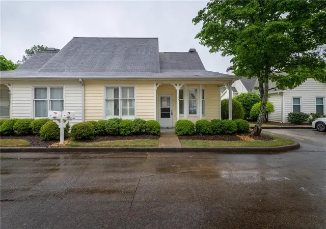 Listing Photo 5 - Condo for sale in building located at 145 Victoria Wy, Roswell, GA 30075