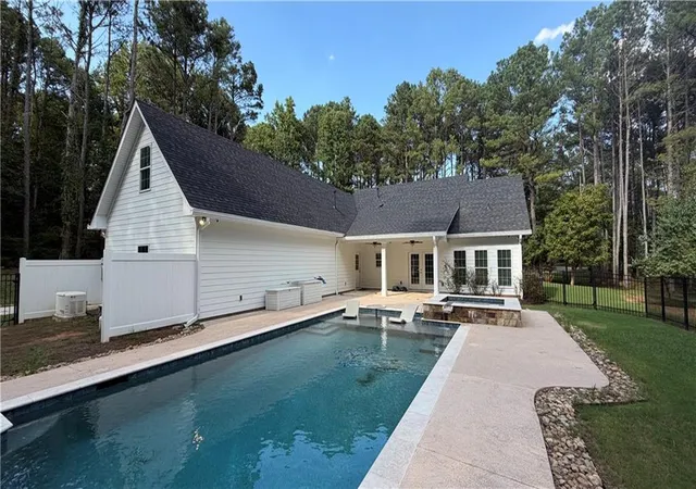 Photo 3 of Single family home for sale at 750 Roscoe Rd, Newnan, GA 30263 | MLS# 7833307 | Listing updated on 2026-09-05