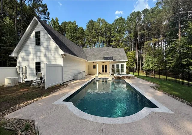 Photo 3 of Single family home for sale at 750 Roscoe Rd, Newnan, GA 30263 | MLS# 7833307 | Listing updated on 2026-09-05
