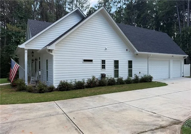 Photo 4 of Single family home for sale at 750 Roscoe Rd, Newnan, GA 30263 | MLS# 7833307 | Listing updated on 2026-09-05
