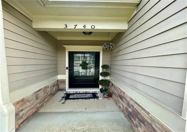 Photo 3 of Single family home for sale at 3740 Sw Ridge Blf Ovlk, Gainesville, GA 30507 | MLS# 7841162 | Listing updated on 2026-09-22