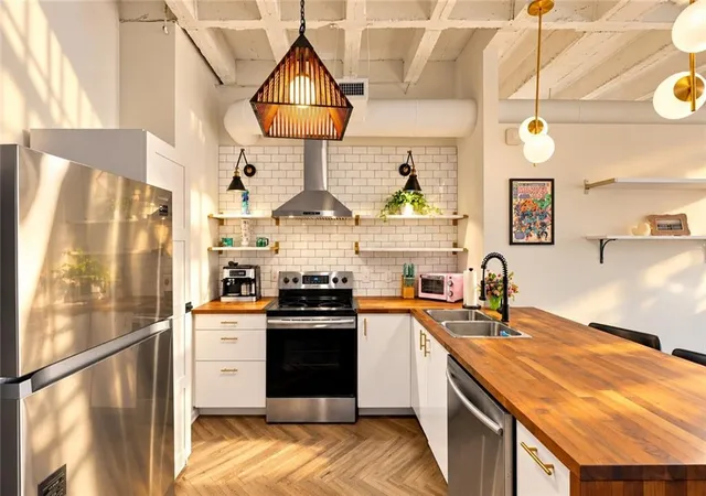 Listing Photo 1 - Condo for sale in building located at 32 Peachtree St, Atlanta, GA 30303 - Unit #1305
