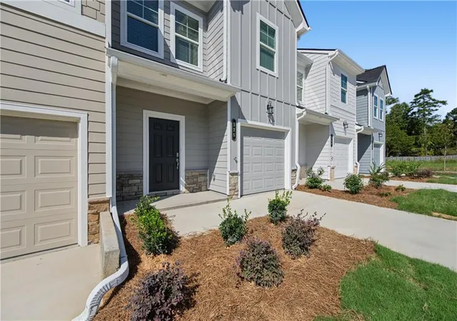 Photo 3 of Townhouse for sale at 325 Rolling Green Rd, Adairsville, GA 30103 | MLS# 7818536 | Listing updated on 2026-10-06