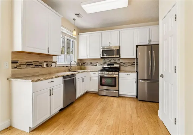 Photo 3 of Sale Pending at 213 W Oaks Pl, Woodstock, GA 30188 | MLS# 7830676 | Listing updated on 2026-10-12