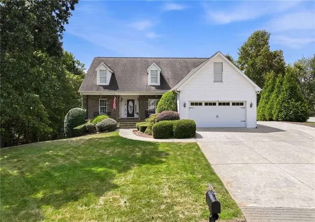 Photo 3 of Sale Pending at 4815 Thunder River Dr, Gainesville, GA 30506 | MLS# 7836681 | Listing updated on 2026-10-11