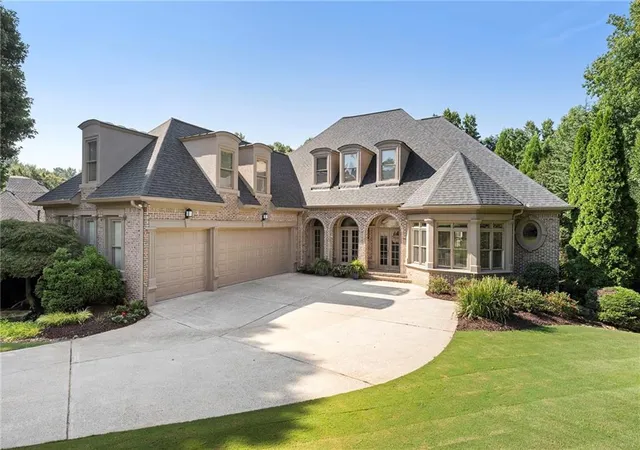 Photo 3 of Single family home for sale at 2915 Spindletop Dr, Cumming, GA 30041 | MLS# 7851231 | Listing updated on 2026-10-26
