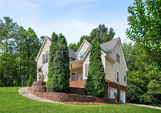 Photo 1 of Single family home for sale at 176 Oak Leaf Dr, Carrollton, GA 30116 | MLS# 7832441 | Listing updated on 2026-09-04
