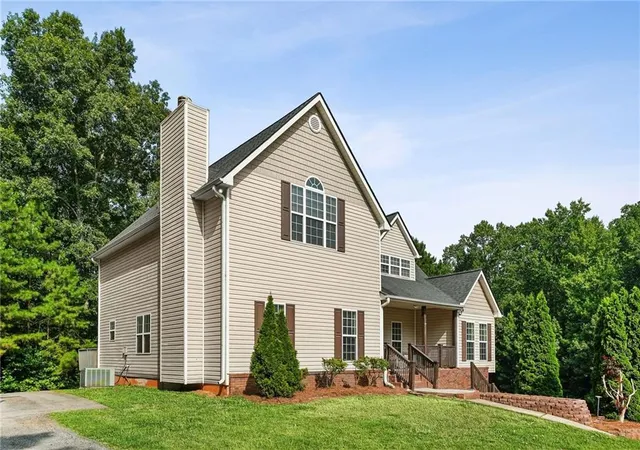 Photo 2 of Single family home for sale at 176 Oak Leaf Dr, Carrollton, GA 30116 | MLS# 7832441 | Listing updated on 2026-09-04