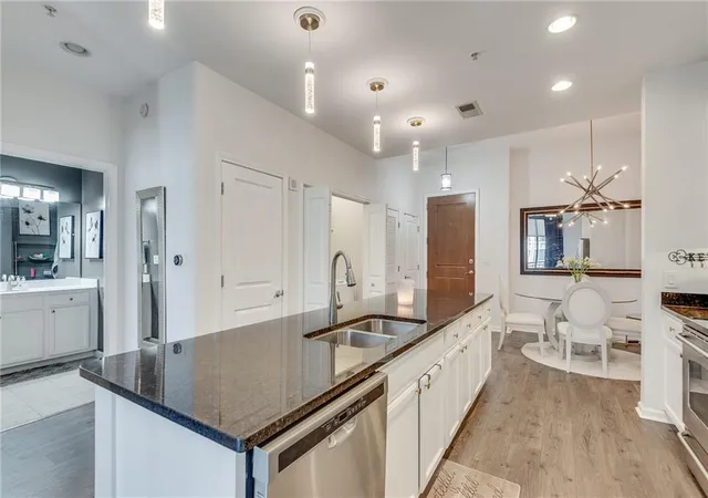 Photo 3 of Condo for sale at 3040 Peachtree Rd NW #1602, Atlanta, GA 30305 | MLS# 7831614 | Listing updated on 2026-09-30
