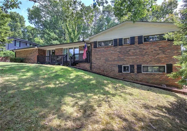 Photo 2 of Single family home for sale at 1717 Rio Vista Dr, Dalton, GA 30720 | MLS# 7838707 | Listing updated on 2026-09-21