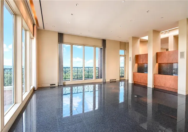 Listing Photo 4 - Condo for sale in building located at 2724 Peachtree Rd Nw, Atlanta, GA 30305 - Unit #Upper Penthouse