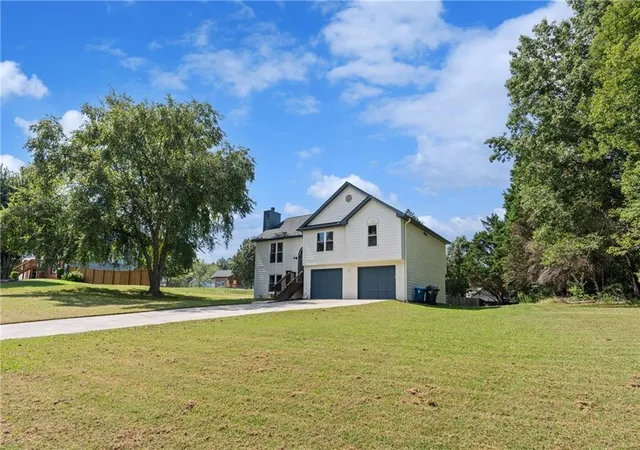 Photo 2 of Single family home for sale at 4650 Wheeler Crk Dr, Hoschton, GA 30548 | MLS# 7830644 | Listing updated on 2026-09-13