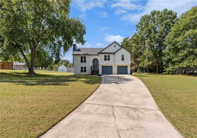 Photo 4 of Single family home for sale at 4650 Wheeler Crk Dr, Hoschton, GA 30548 | MLS# 7830644 | Listing updated on 2026-09-13