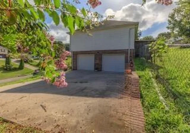 Photo 3 of Single family home for sale at 92 Abbey Rd, Ringgold, GA 30736 | MLS# 7831739 | Listing updated on 2026-09-29