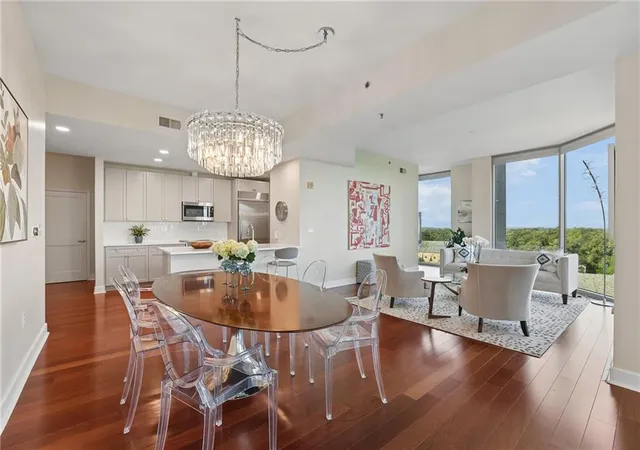 Listing Photo 1 - Condo for sale in building located at 2795 Peachtree Rd Ne, Atlanta, GA 30305 - Unit #1001