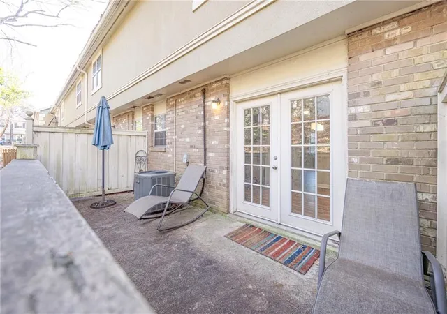 Listing Photo 2 - Condo for sale in building located at 6900 Roswell Rd, Sandy Springs, GA 30328 - Unit #L4