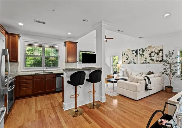 Listing Photo 5 - Condo for sale in building located at 883 Perennial Dr, Sandy Springs, GA 30328