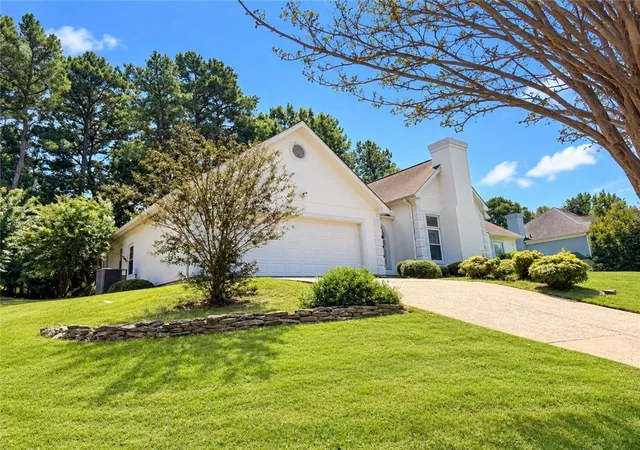 Photo 2 of Single family home for sale at 1090 Swan Ml Ct, Suwanee, GA 30024 | MLS# 7834972 | Listing updated on 2026-09-11