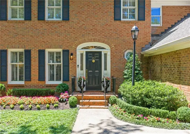 Photo 2 of Townhouse for sale at 20 Pointe Ter Se, Atlanta, GA 30339 | MLS# 7834976 | Listing updated on 2026-09-11