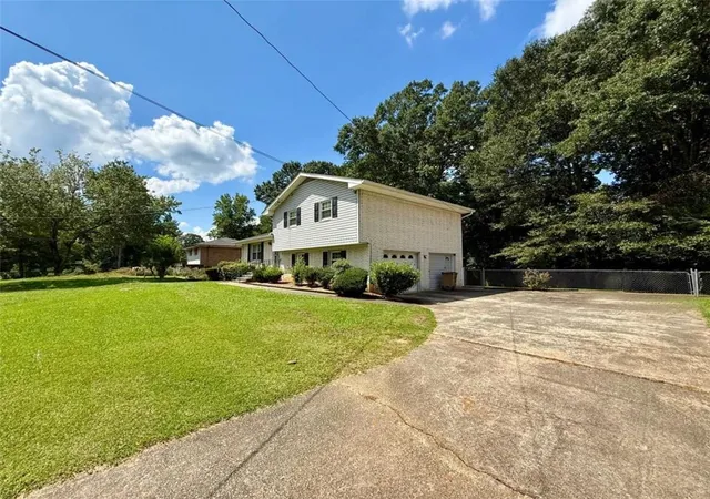 Photo 2 of Single family home for sale at 6641 Londonderry Dr, Morrow, GA 30260 | MLS# 7830457 | Listing updated on 2026-09-06