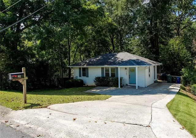 Photo 2 of Sale Pending at 162 Scott Dr Se, Marietta, GA 30067 | MLS# 7837786 | Listing updated on 2026-10-10