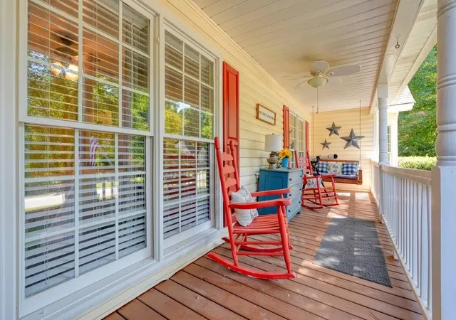 Photo 4 of Sale Pending at 425 Kings Walk, Douglasville, GA 30134 | MLS# 7835167 | Listing updated on 2026-10-16