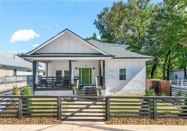 Photo 1 of Single family home for sale at 906 Metropolitan Pkwy SW, Atlanta, GA 30310 | MLS# 7856924 | Listing updated on 2026-10-22