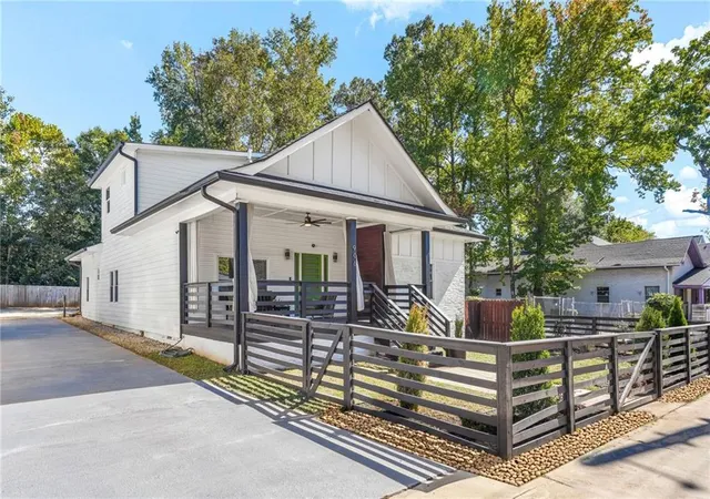 Photo 2 of Single family home for sale at 906 Metropolitan Pkwy SW, Atlanta, GA 30310 | MLS# 7856924 | Listing updated on 2026-10-22