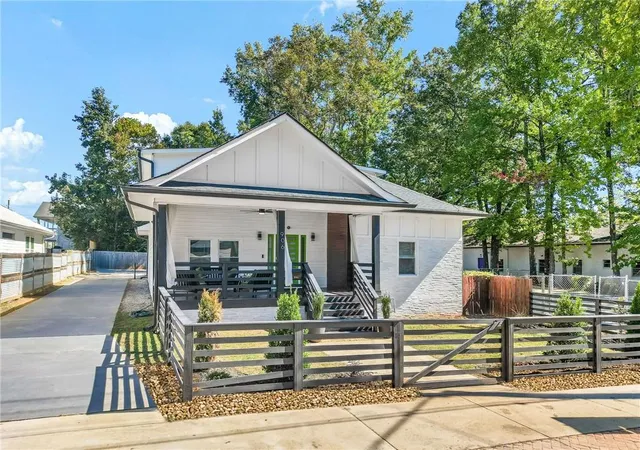 Photo 3 of Single family home for sale at 906 Metropolitan Pkwy SW, Atlanta, GA 30310 | MLS# 7856924 | Listing updated on 2026-10-22
