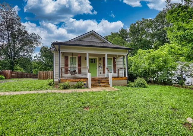 Photo 2 of Single family home for sale at 840 Pearl St, Madison, GA 30650 | MLS# 7835244 | Listing updated on 2026-09-11
