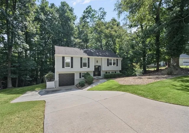 Photo 2 of Sale Pending at 9682 N Pond Cir, Roswell, GA 30076 | MLS# 7831108 | Listing updated on 2026-09-17