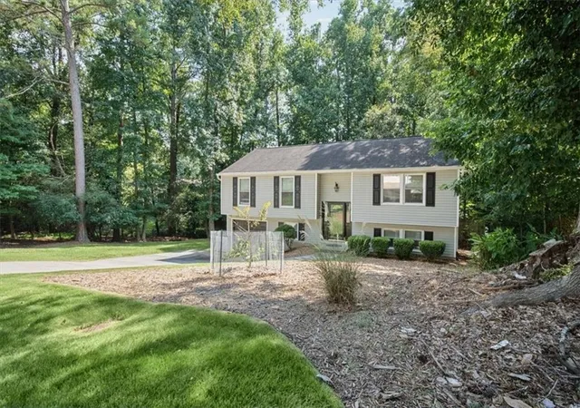 Photo 3 of Sale Pending at 9682 N Pond Cir, Roswell, GA 30076 | MLS# 7831108 | Listing updated on 2026-09-17