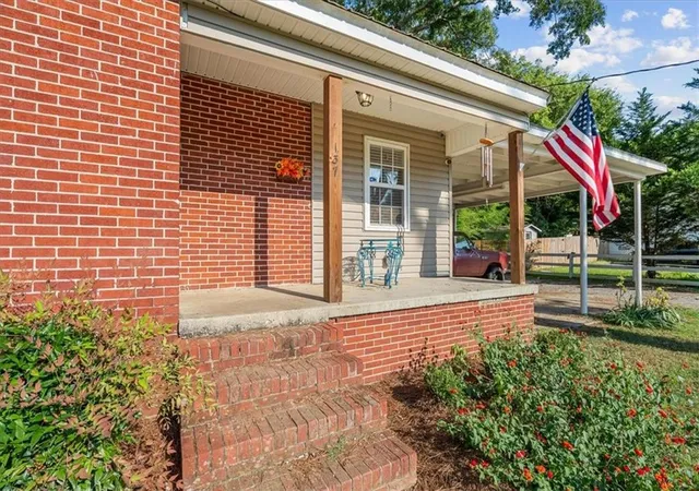 Photo 3 of Single family home for sale at 137 Oak St, Summerville, GA 30747 | MLS# 7834239 | Listing updated on 2026-09-09
