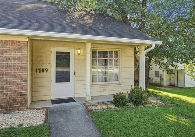 Photo 3 of Sale Pending at 1709 Winchester Way Se, Conyers, GA 30013 | MLS# 7839138 | Listing updated on 2026-09-28