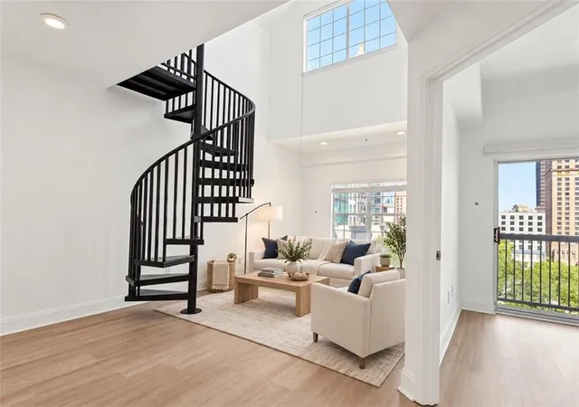 Listing Photo 2 - Condo for sale in building located at 1075 NE Peachtree Walk, Atlanta, GA 30309 - Unit #A517
